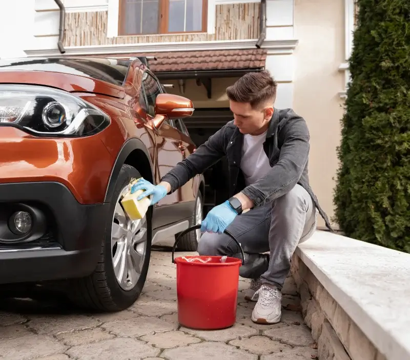 Lavage auto à domicile Teyssieu : professionnel intervenant sur un véhicule